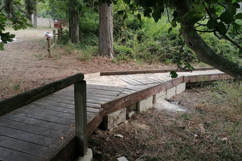 Passerella nel bosco comunale, al via i lavori