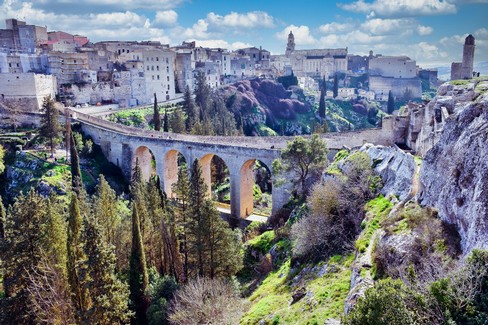 Il ponte acquedotto all’aeroporto di Bari