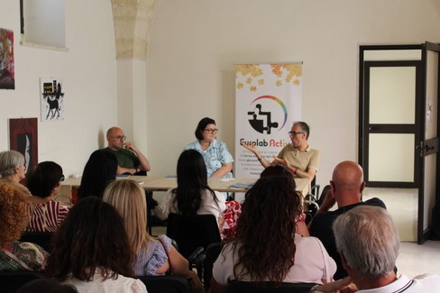 Presentato il libro: “assistenti sociali- tra l’aiuto e la scrittura”