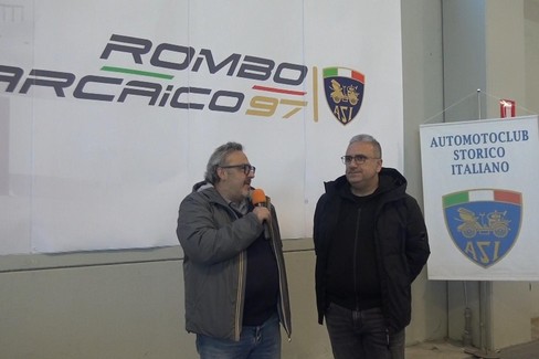 Rombo arcaico: Storie di auto, moto e territori
