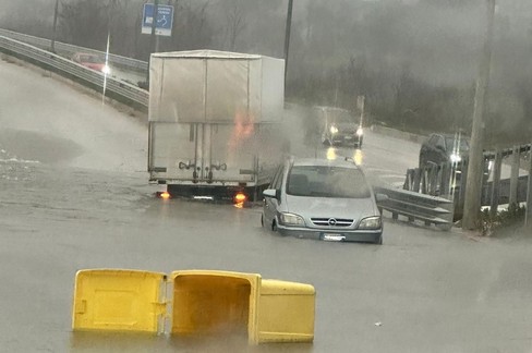 Maltempo, provinciale La Tarantina allagata