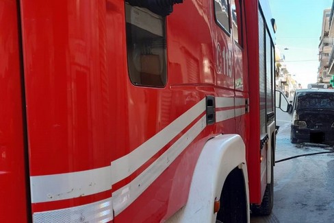 Fumo e fiamme davanti ad un supermercato
