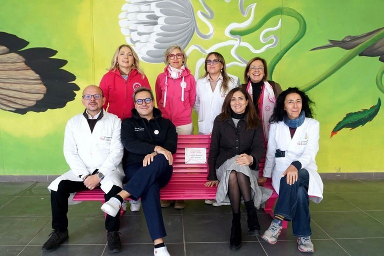 panchina rosa ospedale della murgia.jpg