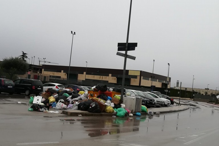 Rifiuti zona industriale