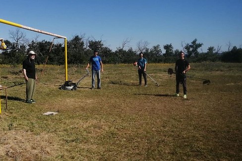 volontari a lavoro per ripristino campetto bosco