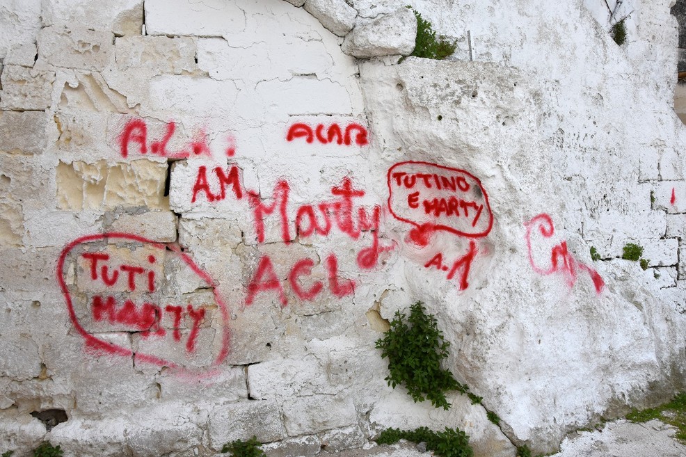 Scritte d'amor sulle mura della Chiesa Santa Lucia