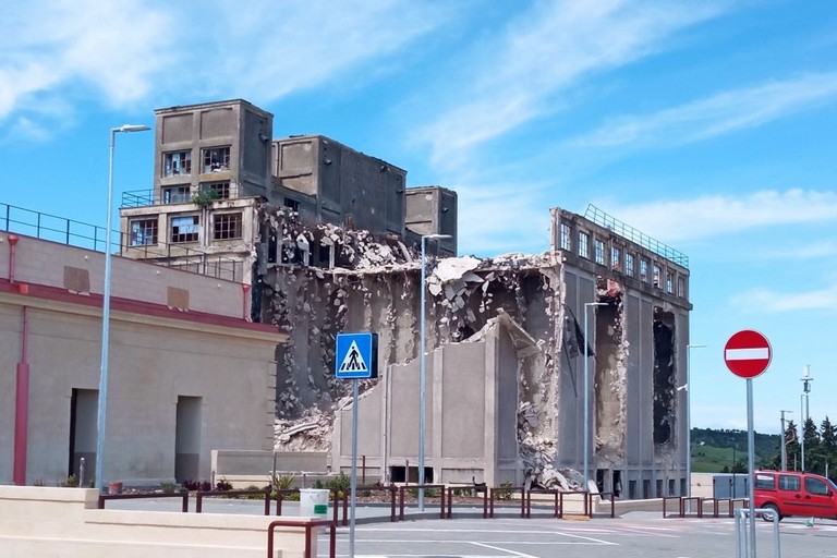 silos- crollo facciata