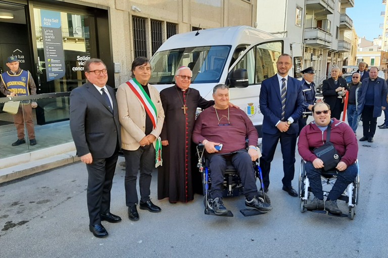 BPPB: Cerimonia di consegna scuolabus alla città di Gravina