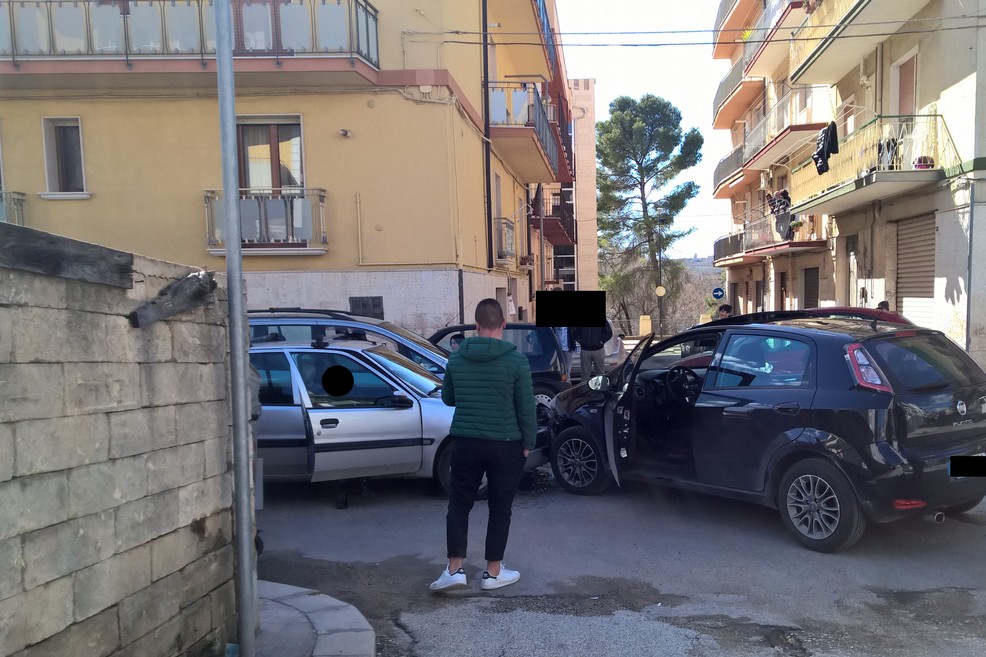 Scontro tra due auto in via Lecce